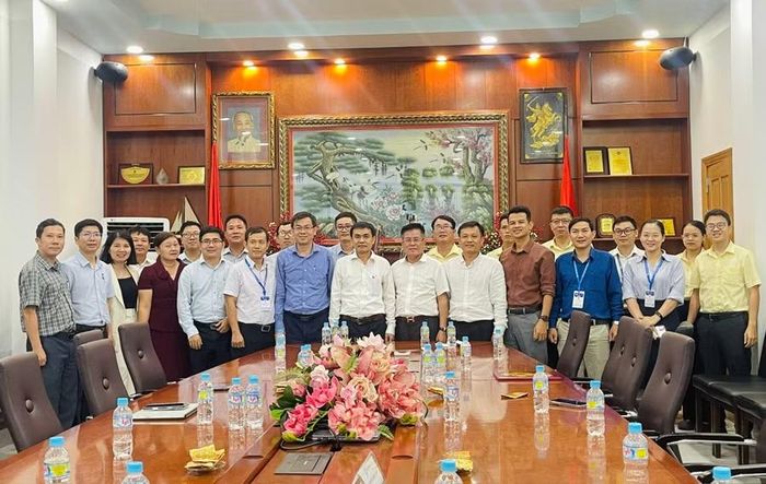  Đoàn công tác chụp ảnh lưu niệm với đại diện Công ty CP Công nghệ Gỗ Đại Thành. Ảnh: Hồ Điểm 