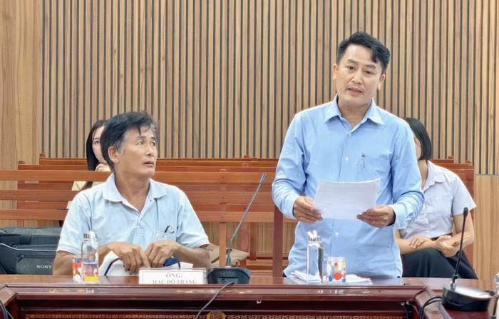  Ông Mạc Đỗ Trạng (thôn Phú Kim, xã Phù Cát) trình bày kiến nghị liên quan đến việc chuyển mục đích sử dụng đất. Ảnh: Dũng Nhân 