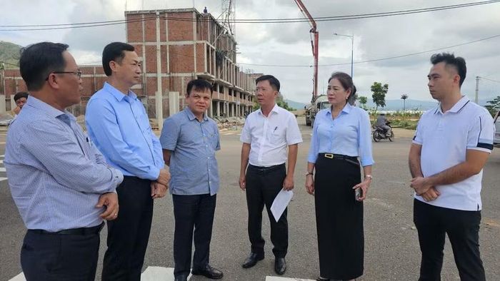 Phó Chủ tịch HĐND tỉnh Huỳnh Thúy Vân (thứ 2 từ phải sang) giám sát tại Khu công nghiệp Becamex Bình Định. Ảnh: Đức Hải