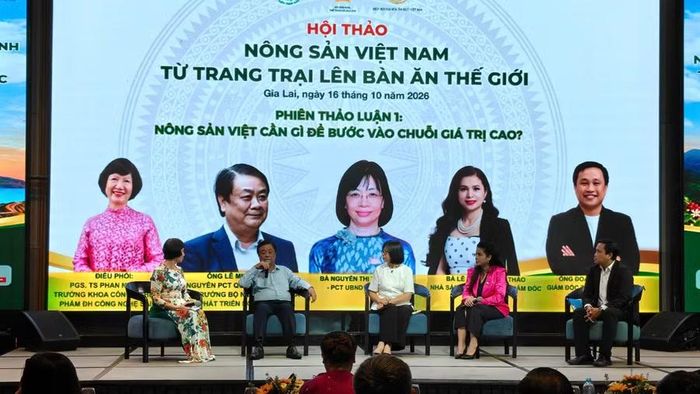 Các đại biểu thảo luận tại phiên 1 với chủ đề “Liên kết để nâng tầm nông sản Việt: Từ chuẩn hóa vùng nguyên liệu đến thị trường toàn cầu - Cơ hội cho Gia Lai”. Ảnh: Phi Long