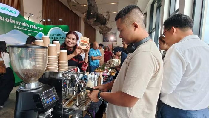 Đại biểu trải nghiệm các sản phẩm nông sản, ẩm thực đặc trưng của tỉnh Gia Lai. Ảnh: Phi Long