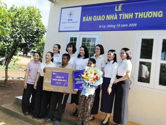 Đại diện các ban ngành, đoàn thể địa phương trao quà cho gia đình bà Rơ Châm A Vêng. Ảnh: Phạm Ngọc
