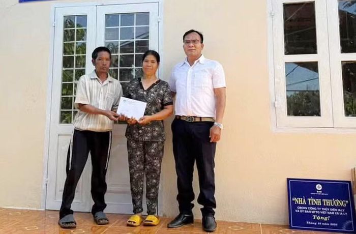 Bàn giao nhà tình thương cho gia đình bà Rơ Châm A Vêng. Ảnh: Phạm Ngọc