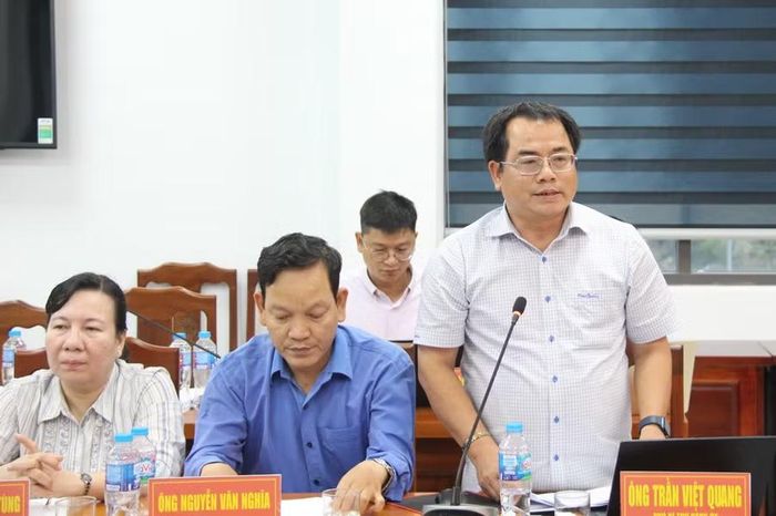  Ông Trần Việt Quang - Chủ tịch UBND phường Quy Nhơn Đông báo cáo, làm rõ các nội dung được các thành viên Tổ giám sát đề cập. Ảnh: Trọng Lợi 