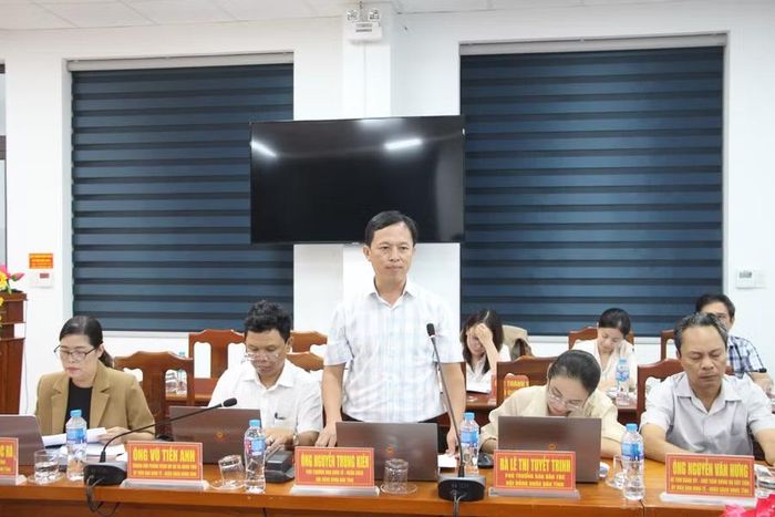  Phó Trưởng ban Kinh tế - Ngân sách HĐND tỉnh Nguyễn Trung Kiên trao đổi, làm rõ một số nội dung liên quan đến tình hình triển khai các dự án vốn ngoài ngân sách nhà nước tại phường Quy Nhơn Đông. Ảnh: Trọng Lợi 