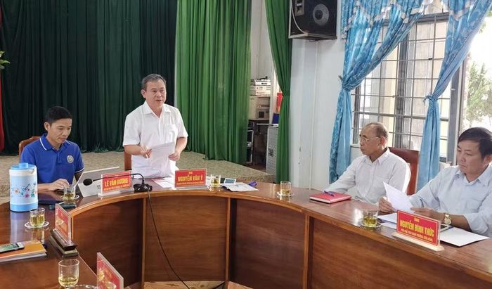  Ông Nguyễn Văn Ý - Phó Giám đốc Sở Văn hóa, Thể thao và Du lịch tỉnh Gia Lai, Trưởng ban tổ chức giải (đứng giữa) phát biểu tại cuộc họp. Ảnh: R'Ô HOK 