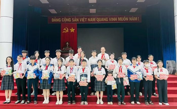 Lãnh đạo phường trao quà cho các em học sinh. Ảnh: Đỗ Hằng