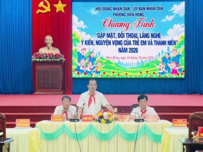 Các đồng chí trong Thường trực HĐND phường chủ trì hội nghị. Ảnh: Đỗ Hằng