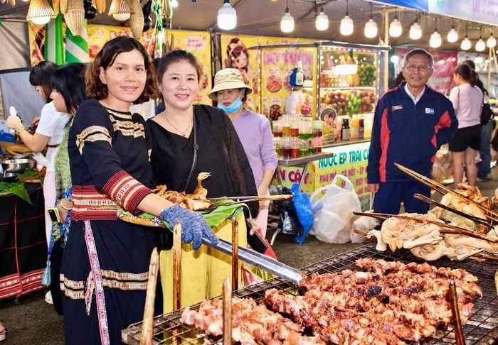  Đặc sản gà nướng được giới thiệu tại gian hàng ẩm thực. Ảnh: Minh Chí 