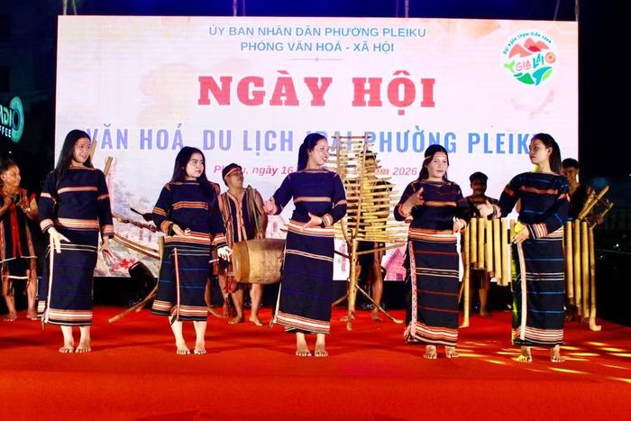  Các nghệ nhân biểu diễn cồng chiêng, xoang và nhạc cụ truyền thống. Ảnh: Minh Chí 