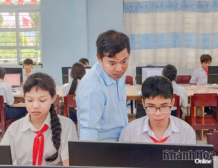 Anh Phạm Thanh Mân hướng dẫn học sinh trong giờ học Tin học.