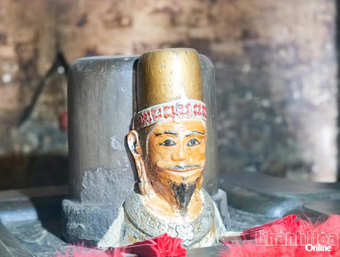 Tượng Thần - Vua Pô Klong Garai tại tháp chính.