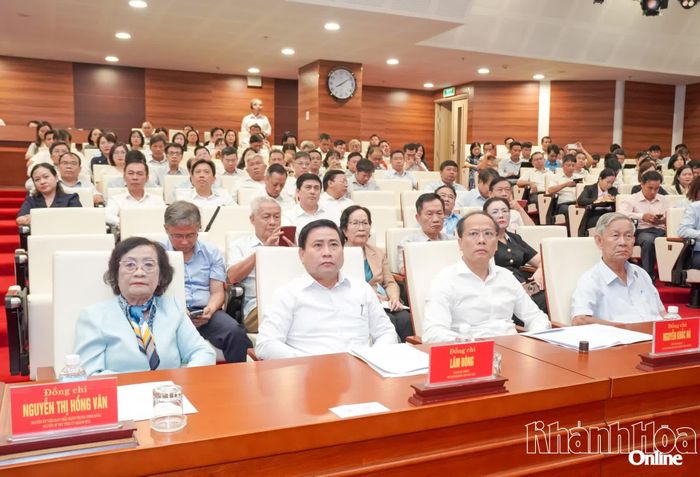 Các đồng chí: Nguyễn Thị Hồng Vân - nguyên Ủy viên Trung ương Đảng, nguyên Bí thư Tỉnh ủy; Lâm Đông - Phó Bí thư Tỉnh ủy, Chủ tịch HĐND tỉnh; Nguyễn Khắc Hà - Phó Bí thư Tỉnh ủy, Chủ tịch Ủy ban MTTQ Việt Nam tỉnh; Nguyễn Văn Thám - nguyên Phó Chủ nhiệm Ủy ban Kiểm tra Trung ương, nguyên Trưởng Ban Tổ chức Tỉnh ủy cùng các đại biểu tham dự hội nghị.