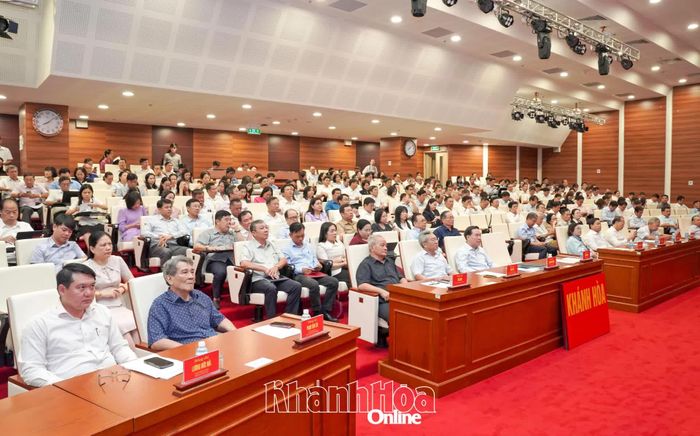 Các đại biểu tham dự hội nghị tại điểm cầu Tỉnh ủy Khánh Hòa.