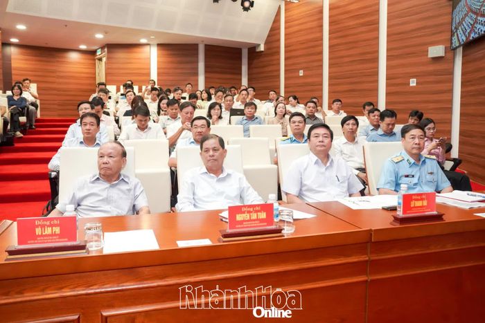 Từ trái qua, các đồng chí: Võ Lâm Phi - nguyên Phó Bí thư Tỉnh ủy, nguyên Chủ tịch UBND tỉnh; Nguyễn Tấn Tuân - nguyên Phó Bí thư Tỉnh ủy, nguyên Chủ tịch UBND tỉnh; Lữ Thanh Hải - Ủy viên Ban Thường vụ Tỉnh ủy, Phó Chủ tịch Thường trực HĐND tỉnh và các đồng chí lãnh đạo, các đại biểu tham dự hội nghị.