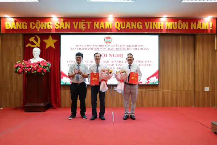 Trao quyết định chỉ định cán bộ giữ chức vụ Chủ tịch và Phó Chủ tịch Hội Nông dân phường.