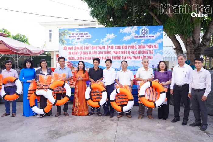 Lãnh đạo UBND phường Tây Nha Trang và các đơn vị tài trợ bàn giao xuồng, trang thiết bị phục vụ công tác phòng, chống thiên tai cho các tổ dân phố.