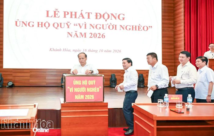 Đồng chí Nguyễn Khắc Hà, đồng chí Lâm Đông và các đồng chí lãnh đạo ủng hộ Quỹ "Vì người nghèo" của tỉnh.