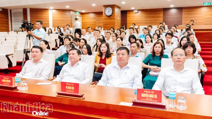 Đồng chí Nguyễn Khắc Hà, các đồng chí Ủy viên Ban Thường vụ Tỉnh ủy và đại biểu tham dự lễ phát động.