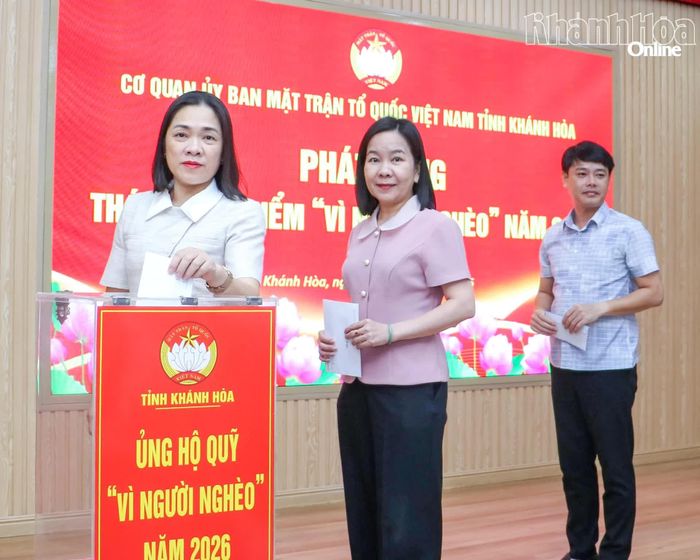 Lãnh đạo Ủy ban MTTQ Việt Nam tỉnh tham gia ủng hộ Quỹ "Vì người nghèo" tỉnh.