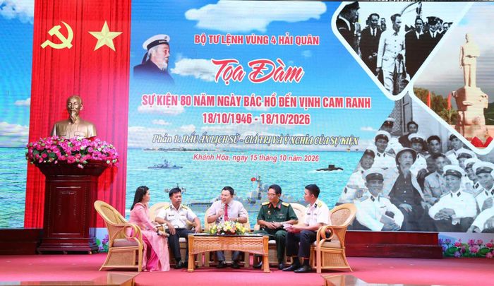Các đại biểu trao đổi về ý nghĩa lịch sử sự kiện Chủ tịch Hồ Chí Minh đến vịnh Cam Ranh ngày 18-10-1946.