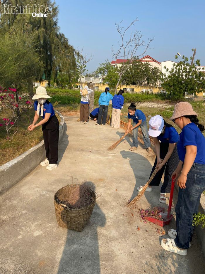 Đoàn viên, thanh niên xã Ninh Hải dọn vệ sinh trên địa bàn.