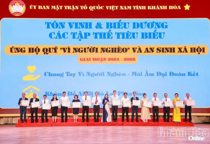 Các đồng chí: Nguyễn Khắc Hà, Trần Thu Mai trao bằng khen cho các tập thể tiêu biểu trong công tác an sinh xã hội giai đoạn 2024 - 2026.