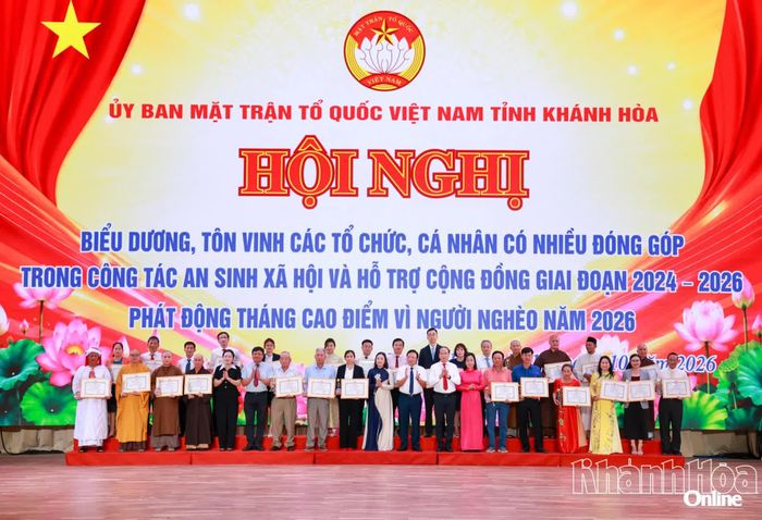 Lãnh đạo tỉnh trao bằng khen cho các cá nhân tiêu biểu trong công tác an sinh xã hội giai đoạn 2024 - 2026.