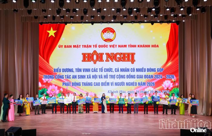 Các tổ chức, doanh nghiệp, cá nhân trao bảng tượng trưng ủng hộ Quỹ "Vì người nghèo" tỉnh tại hội nghị. 