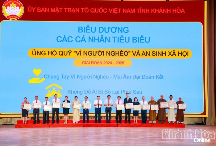 Lãnh đạo tỉnh trao bằng khen cho các cá nhân tiêu biểu trong công tác an sinh xã hội giai đoạn 2024 - 2026.