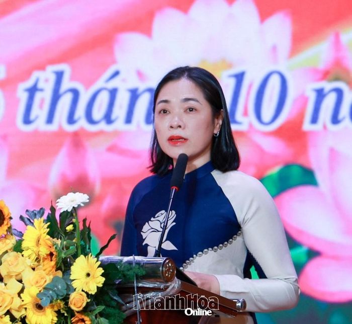 Đồng chí Trần Thu Mai phát biểu tại hội nghị. 