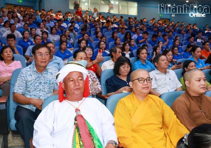 Các đại biểu tham dự hội nghị. 