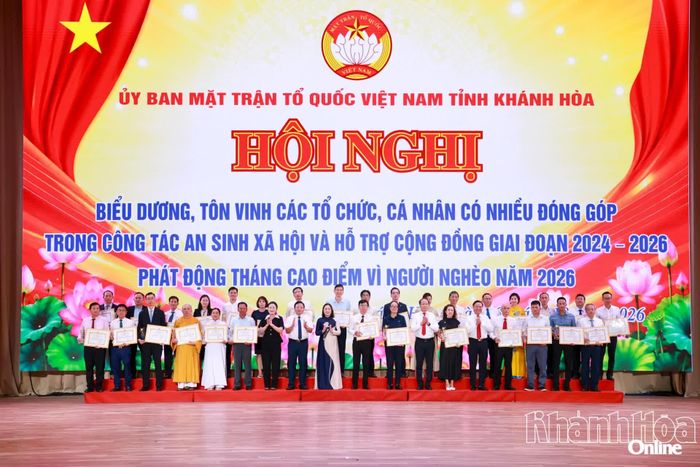 Lãnh đạo tỉnh trao bằng khen cho các tập thể tiêu biểu trong công tác an sinh xã hội giai đoạn 2024 - 2026.