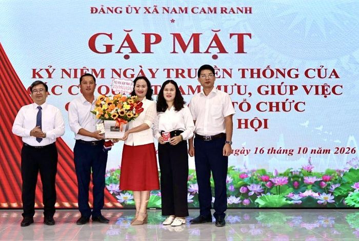 Thường trực Đảng ủy xã Nam Cam Ranh tặng hoa chúc mừng các cơ quan tham mưu, giúp việc.