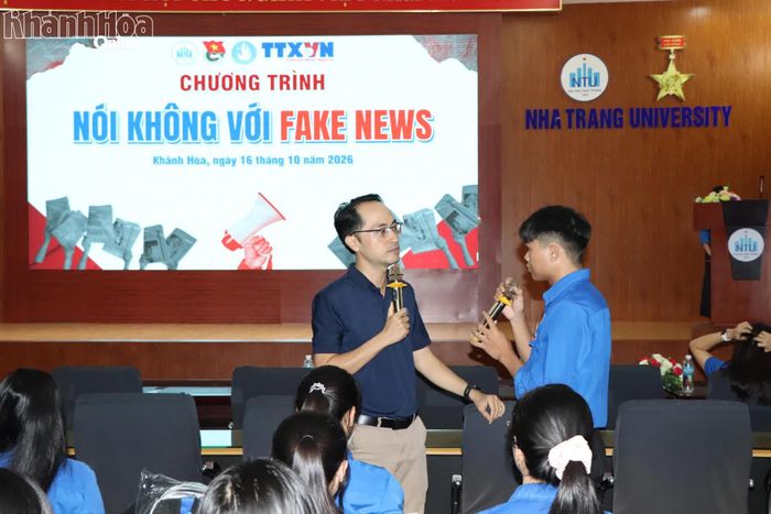 Sinh viên Trường Đại học Nha Trang trao đổi về chủ đề "Nói không với Fake news” với nhà báo của Thông tấn xã Việt Nam.