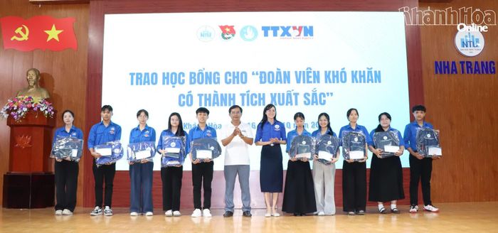 Đại diện Cơ quan thường trú Thông tấn xã Việt Nam tại tỉnh Khánh Hòa và Đoàn Thanh niên Trường Đại học Nha Trang trao học bổng cho các đoàn viên của trường.
