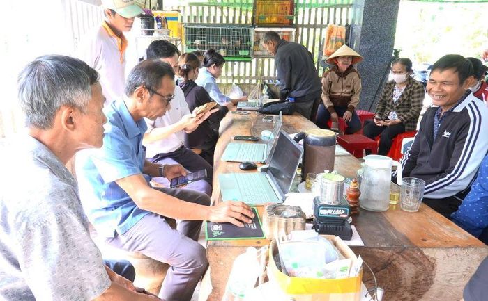 Các đảng viên cao tuổi được hướng dẫn kê khai, cập nhật và kiểm tra thông tin cá nhân trên điện thoại thông minh.