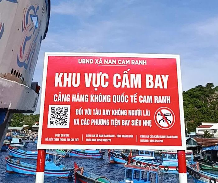 Biển báo "Khu vực cấm bay" được cắm tại đảo Bình Ba, xã Nam Cam Ranh.
