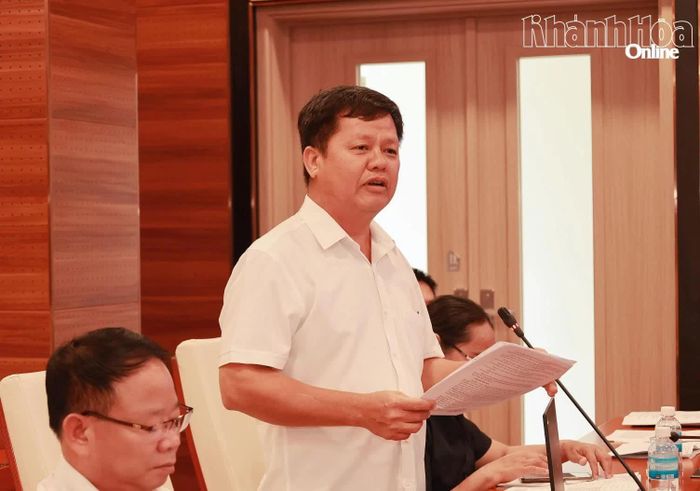 Lãnh đạo xã Bác Ái phát biểu tại cuộc họp.