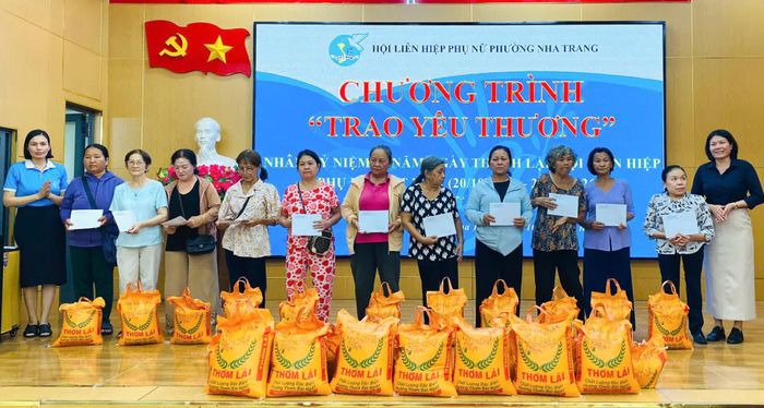 Lãnh đạo Hội Liên hiệp Phụ nữ phường trao quà cho phụ nữ khuyết tật.