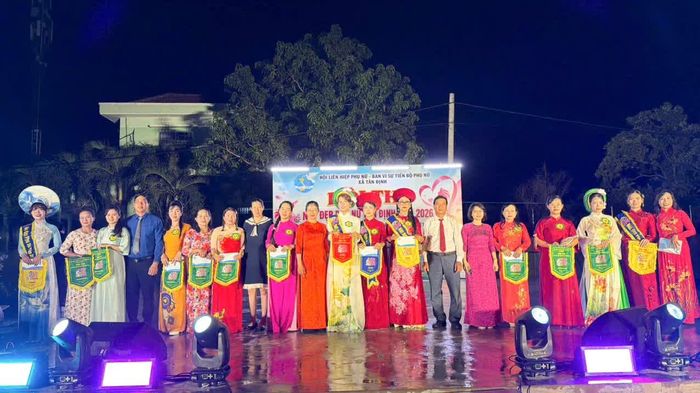 Ban tổ chức trao giải cho các thí sinh.