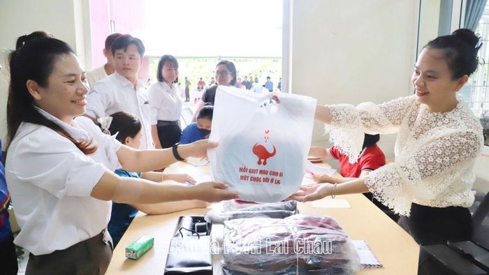 Tình nguyện viên sau khi hiến máu nhận quà của Ban Chỉ đạo vận động hiến máu tình nguyện.