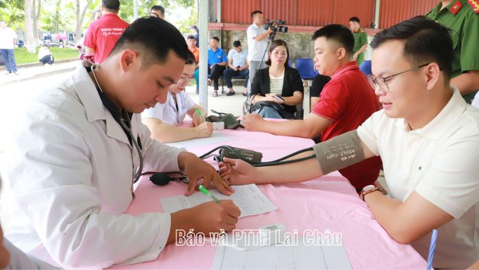 Các y, bác sĩ đo huyết áp cho các tình nguyện viên.