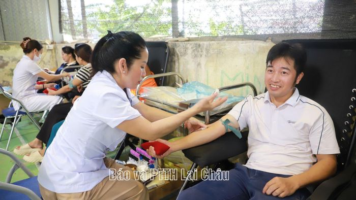 Các tình nguyện viên hiến máu.
