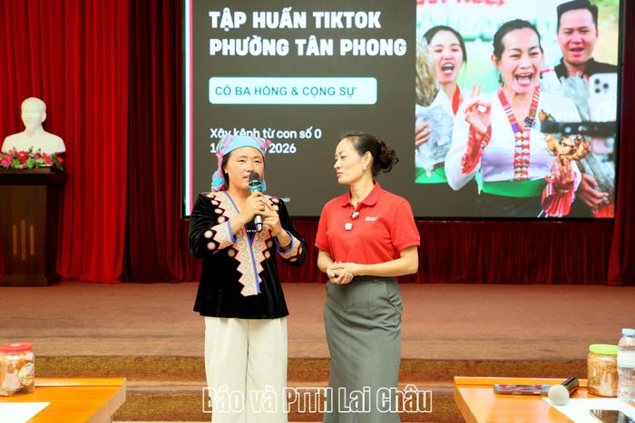 ... hướng dẫn hội viên nông dân kỹ năng giới thiệu, quảng bá sản phẩm, tương tác với người xem trên livestream.
