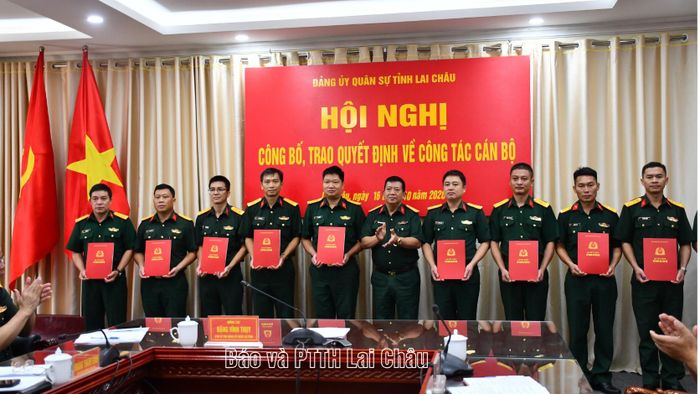  Lãnh đạo Bộ CHQS tỉnh trao quyết định điều động, bổ nhiệm Phó Chỉ huy trưởng, Chính trị viên Phó Ban CHQS xã, phường.
