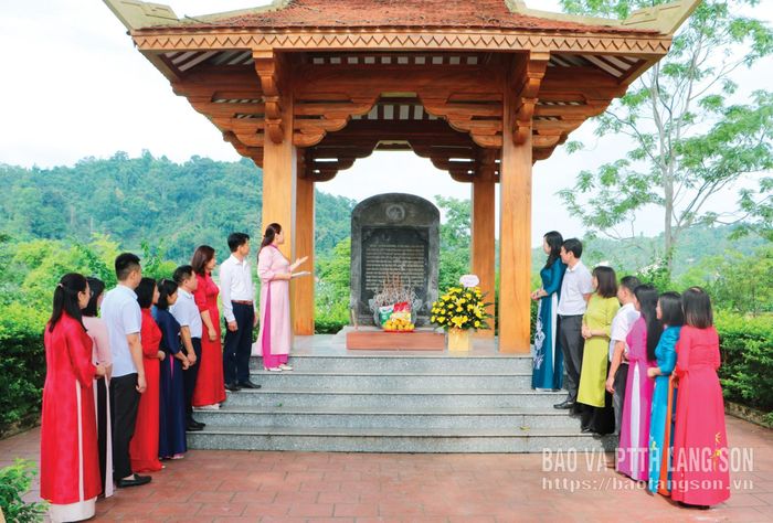 Cán bộ, đảng viên phường Kỳ Lừa tìm hiểu lịch sử truyền thống Đảng bộ tỉnh tại Đình Háng Pài, xã Đồng Đăng