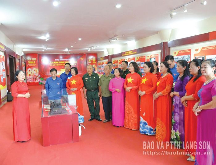 Cán bộ, đảng viên, người dân trên địa bàn tỉnh nghe thuyết minh viên giới thiệu ý nghĩa các tư liệu, hiện vật về các thành tựu của Lạng Sơn trong quá trình xây dựng và phát triển tại Bảo tàng tỉnh Ảnh: TUYẾT MAI