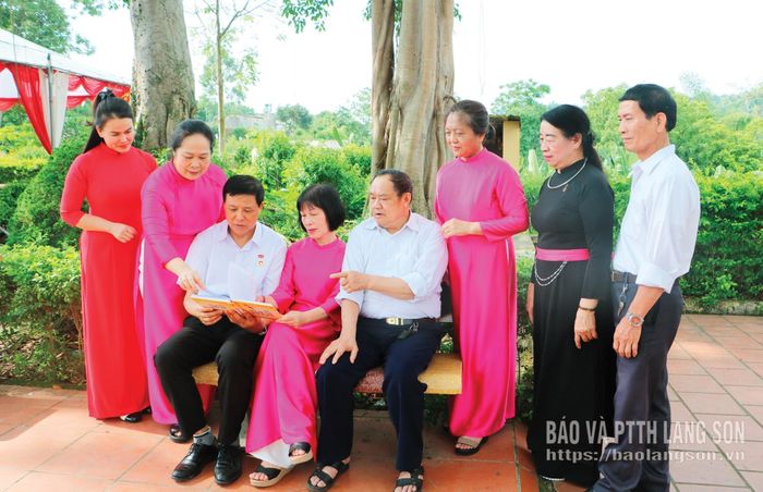 Đảng viên phường Kỳ Lừa nghiên cứu lịch sử truyền thống Đảng bộ tỉnh Lạng Sơn