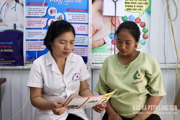 Cán bộ Trạm Y tế xã Vân Nham tuyên truyền cho phụ nữ mang thai về lợi ích của sàng lọc trước sinh và sơ sinh